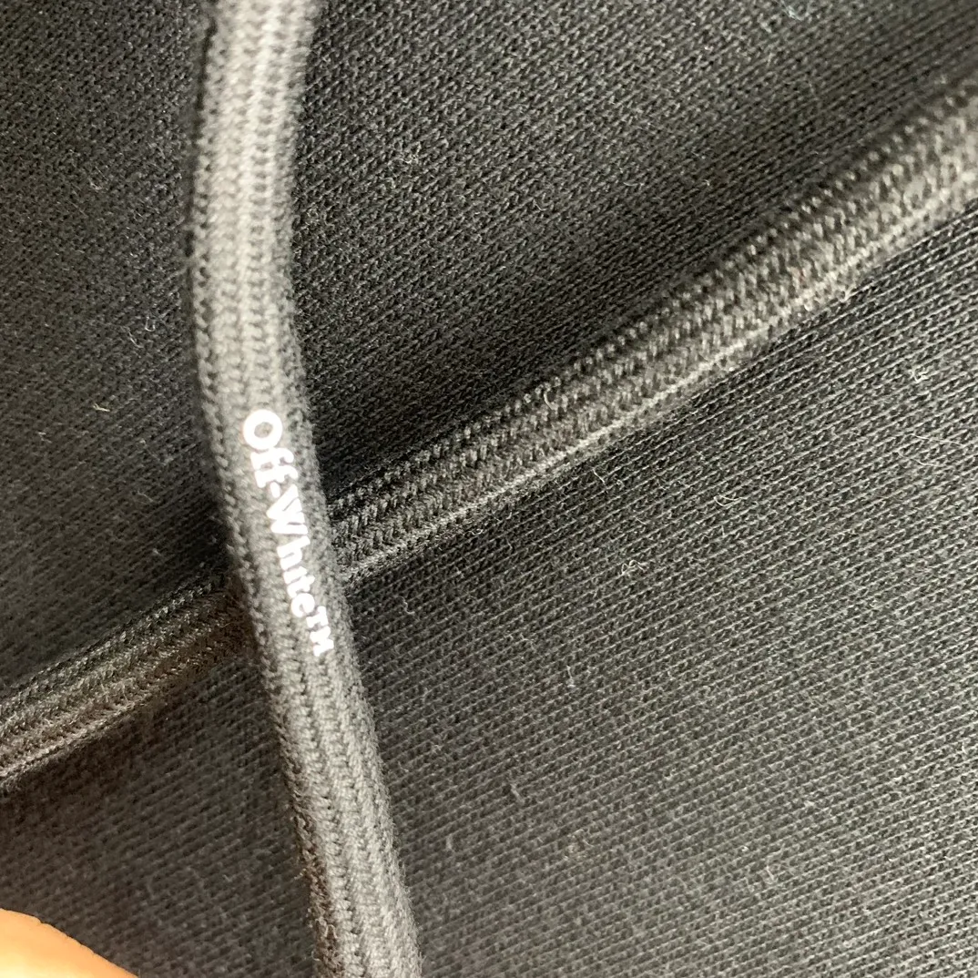 The top tested version OFF WHITE CO VIRGIL 22SS overlapping zebra crossing arrow hooded sweatshirt. The fabric and threads are all custom-woven and dyed. The fabric colors are all dyed through color card comparison. There is no color difference. It is made of 420g double yarn terry fabric. The printing is done using a Japanese-owned MIMAKIi printing machine. There are no edges or burrs. Inkjet printing, heat transfer, hot pressing and cold tearing. The transparent fabric pattern is scratch-proof and ironing. The printing is not easy. The tape printing overlaps and the color depth is different. The washed label is also customized according to the original font from the company. The accessories still use OFFWHITE 21S/S full line of correct accessories. Rectangular plastic raised three-dimensional collar label. Late Color: Black Size: XS-L P:390